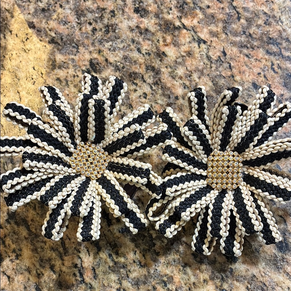 Black and tan crystal center curtain clip with gold accent